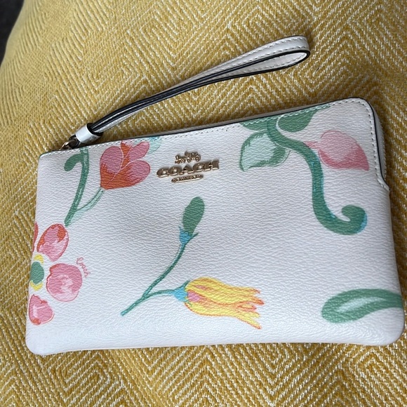 NWOT Coach Dreamy Land Floral Large Corner Zip Wristlet with new coach box - Picture 2 of 8